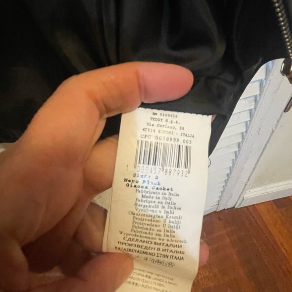 Beautiful cropped black Riñascimento
Black jacket. NWT.purchased from Dubai - Picture 4 of 5